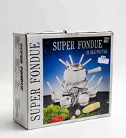 Lote 241 - FONDUE - super fondue em esmalte branco, em caixa, com 1 caçarola, 1 tampa, 1 fogareiro, 1 prato rotativo, 6 garfos e 6 colheres (sem taças para molhos). Em caixa, não usado