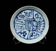 Lote 157 - Pequeno covilhete em porcelana chinesa século XIX, com pintura à mão em azul, com 15 cm de diâmetro, marcado na base. Nota: Com pequenas falhas no bordo