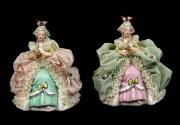 Lote 198 - Par de bonecas em porcelana de Dresden com 8 cm de altura. Nota: Sinais de uso, pequenas partes partidas.