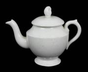Lote 239 - Bule miniatura em porcelana Vista Alegre, século XIX, marcas na base, com 9 cm de altura. Nota: Sinais de uso