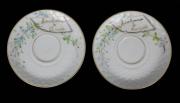 Lote 249 - Par de pires em porcelana Vista Alegre, século XIX, com pintura à mão de flores e a inscrição "Lembrança de Amizade", marcas na base, com 13,5 cm de diâmetro. Nota: Pires de chávenas de chá com sinais de uso e desgaste