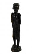 Lote 2 - Estatueta africana talhada em madeira exótica, figura de guerreiro com 30 cm de altura