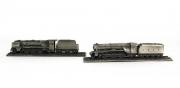 Lote 6 - Par de combóios miniatura da colecção Royal Hampshire, em metal, réplicas de "Duchess of Hamilton - 46229" e "The Flying Scotsman - LNER 4472", com 15,5 cm de comprimento, para coleccionadores