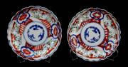 Lote 8 - Par de pratos em cerâmica oriental, decoração Imari, marcas na base, em tons laranja e azuis, com bordo gomado, com 21,5 cm de diâmetro. Muito antigos, 1 apresenta falhas e cabelo