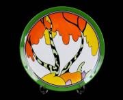 Lote 17 - Prato em porcelana inglesa Wedgwood, com desenho da famosa designer Clarice Cliff, colecção Bizarre, desenho Honolulu, Edição Limitada numerada 452G, 1994, com 20 cm de diâmetro, marcas na base