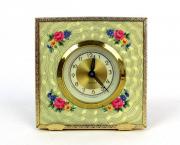 Lote 20 - Relógio despertador marca Grace, made in Germany, decorado com flores e frisos dourados, com 10x10 cm, a funcionar