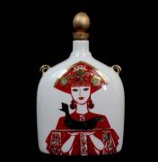 Lote 26 - Garrafa em porcelana russa, marcas na base, decorada com figura feminina e galo, em tom vermelho com dourados, com 19x12x6 cm. Tampa adaptada, pintada de dourado