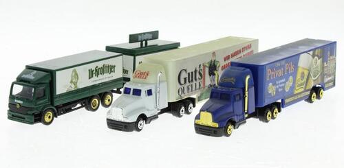 Lote 4 - CAMIÕES COM PUBLICIDADE, MINIATURAS - Conjunto de 3 modelos de camiões com reboque à Escala 1:87, decorados com publicidade a diversas marcas de bebidas. Dim: 18 cm (aprox.)