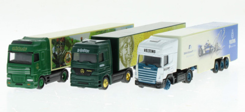 Lote 99 - CAMIÕES COM PUBLICIDADE, MINIATURAS - Conjunto de 3 modelos de camiões com reboque à Escala 1:87, decorados com publicidade a diversas marcas de bebidas. Dim: 19 cm (aprox.)