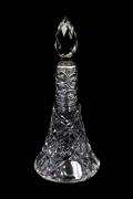 Lote 11 - Frasco de perfume em cristal lapidado e prata inglesa 925, contrastada, antigo, com 17 cm de altura. Sinais de uso