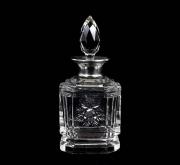 Lote 15 - Frasco de perfume em cristal lapidado e prata inglesa 925, contrastada, antigo, com 14 cm de altura. Prata com amolgadelas, sinais de uso