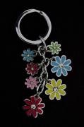 Lote 34 - Porta chaves em metal cromado com 7 flores esmaltadas, marca Coach, USA, com 9 cm de comprimento, com caixa de origem