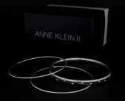 Lote 49 - Conjunto de 3 pulseiras/escravas em metal cromado, a mais larga com pedras finas, design Anne Klein II, em caixa de origem