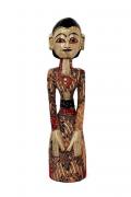Lote 36 - Estatueta de figura feminina em madeira pintada á mão e forrada a tecido com 50 cm. Nota: Sinais de uso