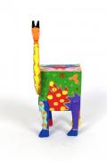 Lote 49 - Girafa-mealheiro em madeira pintada á mão com 28x10x6 cm. Nota: Sinais de uso.