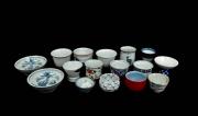 Lote 127 - Cerca de 15 taças miniatura em porcelana chinesa, decorações diversas com tamanhos entre 2x4,5 cm e 6x4,5 cm Nota: usado,2 peças com pequenas falhas