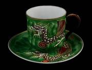 Lote 140 - Chávena de café com pires, decoração em tons de verde com serpente em relevo. Notas: Sinais de uso