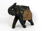 Lote 218 - Elefante em madeira com decorações em latão e cobre pregado com 14 cm de altura. Nota: Sinais de uso metais oxidados, metal despregado.