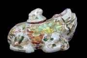 Lote 229 - Figura de sapo em porcelana chinesa com decoração policromada com 12x25 cm. Nota: Sinais de uso