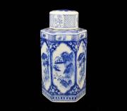 Lote 241 - Frasco com tampa sextavado em porcelana decoração azul e branca, com 21 cm de altura. Nota: pequenas esbeiçadelas na tampa, sinais de uso.