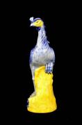 Lote 253 - Pássaro em cerâmica vidrada, decoração policromada com 46 cm de altura. Nota: Sinais de uso
