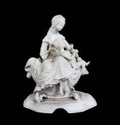 Lote 278 - Estatueta em porcelana "mãe com filho" sem policromia com 34 cm. Nota: Sinais de uso, falta pé da criança, algumas lascas