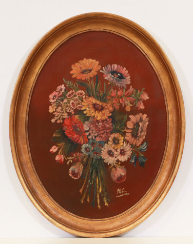 Lote 139 - PINTURA A ÓLEO SÉC. XX - Original - Quadro oval a óleo sobre contraplacado motivo «Flores». Assinado com iniciais «M. C.» (autor não identificado). Moldura em madeira dourada. Dim.: mancha 58x44cm, moldura 70x55 cm