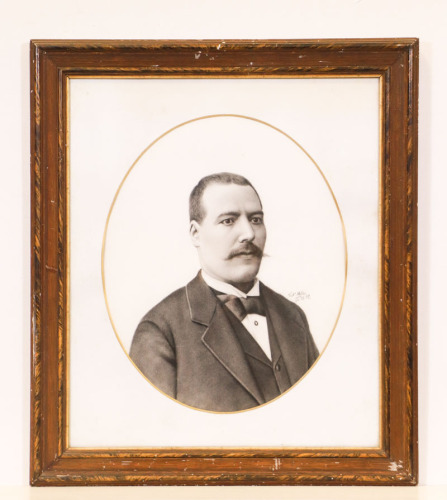 Lote 142 - VICTORINO MELLO, DESENHO A GRAFIITE (SÉC. XIX) - Original - Quadro a carvão sobre papel, motivo «Cavalheiro de bigode». Assinado e datado de 22/12/1897. Dim.: mancha 42x52cm, moldura 67x77cm. Nota: moldura em madeira e gesso com patine escureci