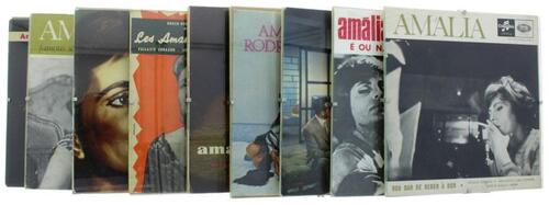 Lote 8 - AMÁLIA RODRIGUES, CAPAS DE DISCOS EMOLDURADAS - Conjunto de 9 capas de discos de 45 rpm de Amália Rodrigues emolduradas em vidro e costas de cartão. Dim: 18,5x18,5 cm