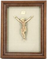 Lote 26 - MOLDURA COM CRISTO - Moldura de caixa em madeira com frente em vidro. Interior com figura de Cristo em plástico simulando marfim. Dim: 34x28x4 cm (moldura)