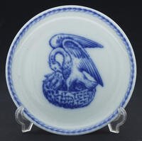 Lote 46 - VISTA ALEGRE, COVILHETE EM PORCELANA - Covilhete com decoração em azul alusiva às "Comemorações dos Descobrimentos Portugueses - Empresa de D. João II". Dim: 12 cm. Nota: marca Nº 36 (1992-1997)