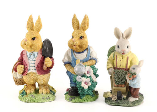 Lote 53 - FIGURAS DE COELHOS - Conjunto de 3 figuras em resina policromada representando coelhos vestidos. Dim. 17,5 cm (maior)