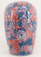 Lote 56 - JARRÃO ROSA EM PORCELANA ORIENTAL - Jarrão de formato arredondado bojudo em porcelana oriental com decoração em tons de rosa e azul cantão com motivos florais, vegetalistas e simbologia oriental. Peça com dupla furação (inferior e superior) o qu