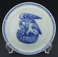 Lote 57 - VISTA ALEGRE, COVILHETE EM PORCELANA - Covilhete com decoração em azul alusiva às "Comemorações dos Descobrimentos Portugueses - Empresa de D. João II". Dim: 12 cm. Nota: marca Nº 36 (1992-1997)