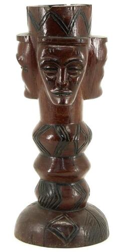 Lote 80 - ARTE TRIBAL AFRICANA, CINZEIRO - Em madeira exótica entalhada em forma de coluna com 3 faces masculinas encimadas por cinzeiro. Dim:41 cm