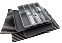 Lote 83 - TALHERES E ARTIGOS DE COZINHA IKEA - Conjunto de 12 talheres IKEA em inox, composto por 4 colheres de sopa, 4 facas e e garfos, 2 individuais, porta- talheres e 2 tabuleiros em plástico cinzento marca IKEA. Dim: 33x45 cm (individuais)