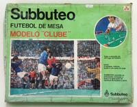 Lote 99 - CHAFFE, SUBBUTEO, FUTEBOL DE MESA- Jogo de futebol com 2 equipas, balizas,bolas e um pano de jogo. Fabricado em Portugal sob licença da Subbuteo Sports Game. Dim:35x45x36cm (caixa).Nota: com sinais de uso