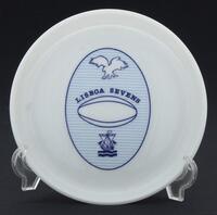 Lote 101 - VISTA ALEGRE, COVILHETE EM PORCELANA - Decoração policromada a azul alusiva ao Torneio de Rugby "Lisboa Sevens" de 1987. Dim: 11 cm. Nota: marca Nº 36 (1980-1992)