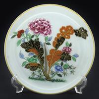 Lote 112 - VISTA ALEGRE, COVILHETE EM PORCELANA - Decoração policromada e dourada com flores. Dim: 12 cm. Nota: marca Nº 36 (1980-1992) e marca da Manufactura