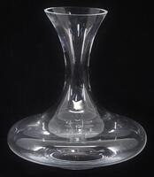 Lote 130 - GARRAFA DECANTER EM VIDRO - Garrafa de formato bojudo em vidro translucido. Dim: 23 cm