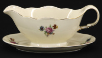 Lote 134 - VISTA ALEGRE, MOLHEIRA EM PORCELANA - Decoração floral policromada e filetes dourados. Dim: 9x20x13 cm. Nota: marca Nº 32 (1947-1968). Falhas no bordo