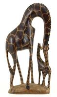 Lote 163 - GIRAFAS - Escultura em madeira representando girafa com cria. Dim: 29,5 cm