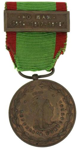 Lote 184 - MEDALHA MILITAR DA REPÚBLICA PORTUGUESA - Medalha em bronze das Campanhas do Exército Português com a respectiva fita e travessa com a Inscrição "No Mar" e as datas 1916, 1917 e 1918. Dim: 7,5cm (fita incluída)