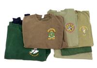 Lote 226 - CAMISOLAS COM SÍMBOLOS MILITARES - Conjunto de 4 t-shirts, 2 sweatshirts e 1 pullover com símbolos militares. Nota: diversas cores e tamanhos. Sinais de uso. Apresentadas em saco de nilon verde