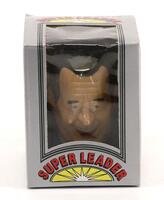 Lote 229 - SUPER LIDER, BRINQUEDO A PILHAS - Em forma de cabeça de Ronald Reagan. Funcionamento a pilhas emitindo som de gargalhadas. Dim: 9 cm. Nota: em caixa original, não testado