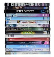 Lote 64 - FILMES EM DVD - Conjunto de 15 filmes em dvd com os mais variados títulos entre os quais "Cidade de Deus", "Crepúsculo", "Lock Out" e "Chocolate". Nota: em caixas originais (algumas por abrir), podem apresentar eventuais defeitos. Conforme fotos