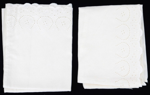 Lote 17 - ALMOFADAS EM LINHO COM BORDADOS - Conjunto de 2 fronhas de almofadas em tecido branco de linho com barras bordadas . Dim: 50x70 cm e 42x104 cm. Nota: sem uso