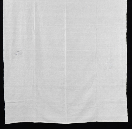 Lote 30 - TOALHA ADAMASCADA - Toalha de mesa em tecido branco adamascado com desenho floral com pássaros. Dim: 145x340 cm