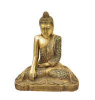 Lote 42 - BUDA BUMISPARSHA - Escultura oriental em madeira entalhada e dourada a folha de ouro, decorada com aplicações de vidrinhos de cor. Dim: 68x60x35 cm. Nota: Bhumisparsha significa “tocar a terra” ou “chamar a terra a testemunhar“. Este Mudra repre