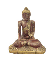 Lote 47 - BUDA BUMISPARSHA - Escultura oriental em madeira entalhada pintada em tom bordeaux e dourada a folha de ouro, decorada com aplicações de vidrinhos de cor. Dim: 85x75x55 cm. Nota: Bhumisparsha significa “tocar a terra” ou “chamar a terra a testem